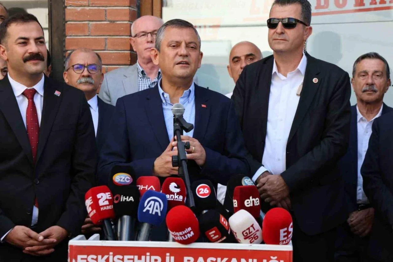 CHP Genel Başkanı Özel Eskişehir İl Başkanlığını Ziyaret Etti