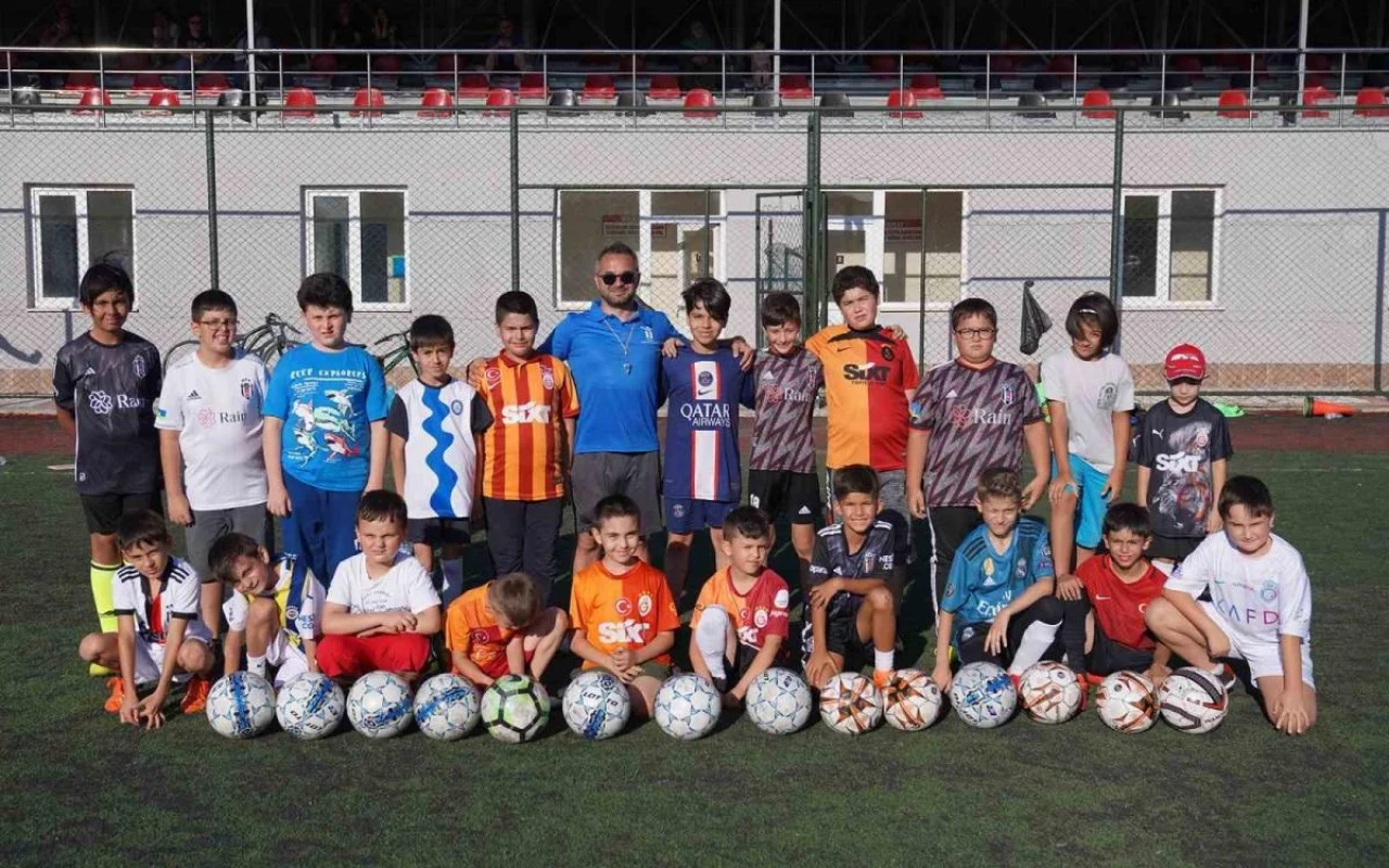 Tepebaşı Futbol Yaz Okulu'nda Çocuklar Futbol Öğreniyor