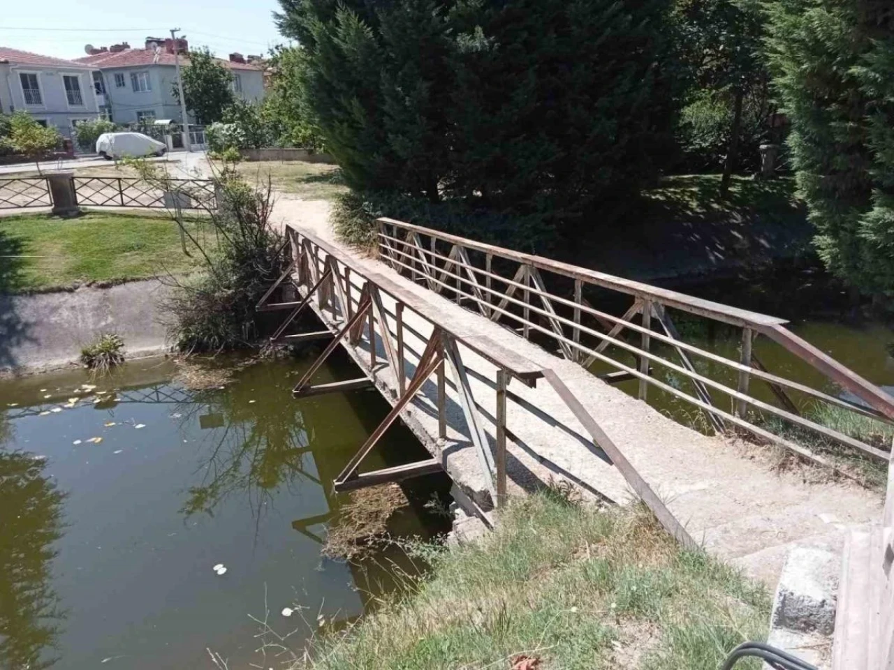 Eskişehir'de Yıkılma Tehlikesi Olan Köprü Vatandaşları Korkutuyor