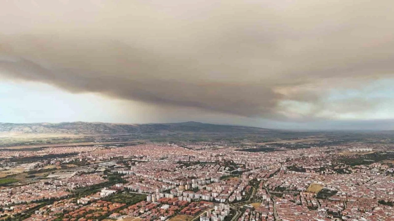 Eskişehir'de Gökyüzünü Kaplayan Bulutlar Vatandaşları Korkuttu