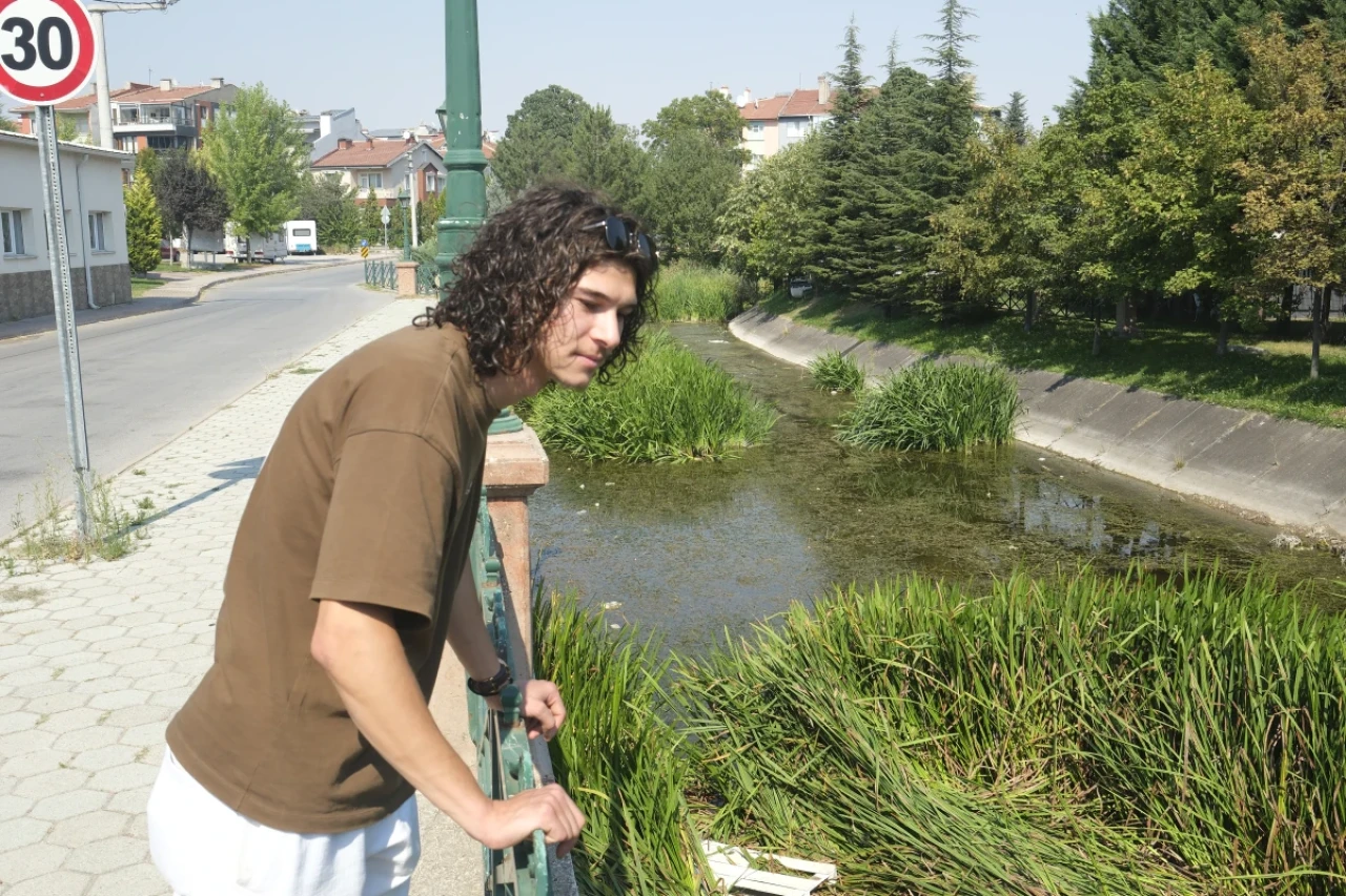 Dakikalarca Uğraştı Belediye Ekiplerinin Yapamadığını Yaptı