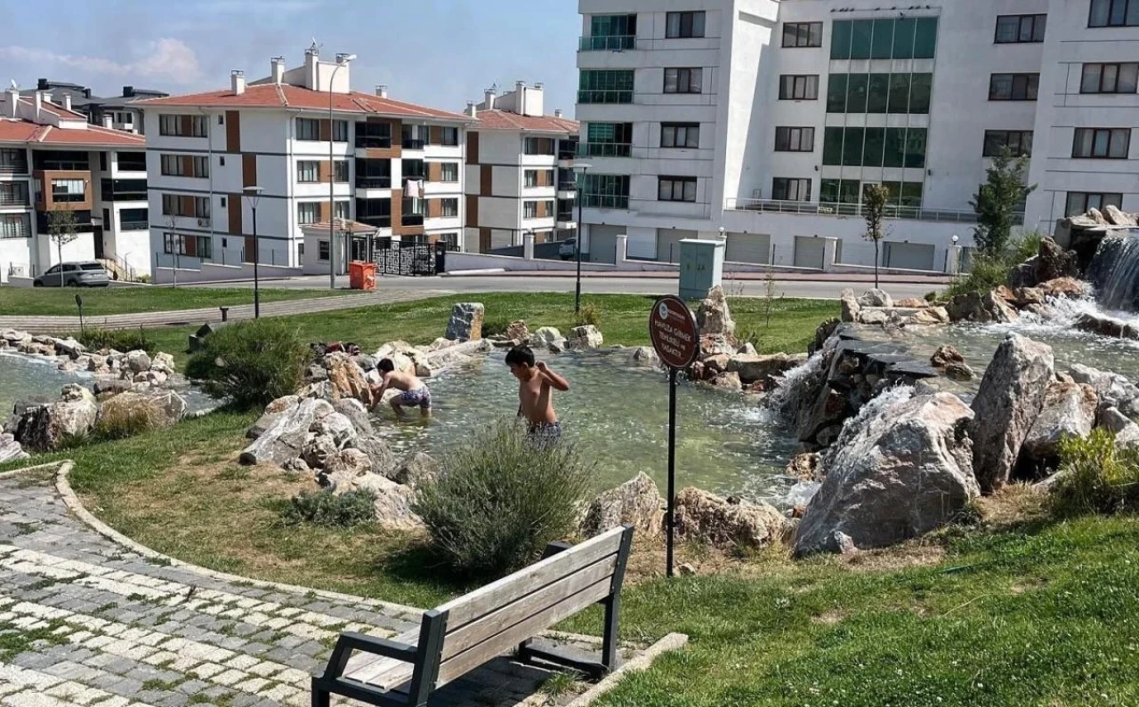 Vadişehir'de Çocukların Tehlikeli Serinleme Yöntemi Şaşkınlık Yarattı