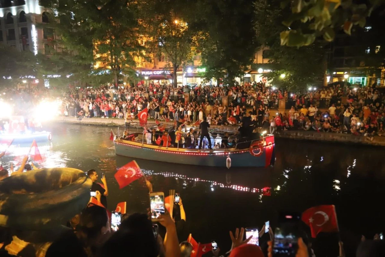 Eskişehir'de Zafer Günü Fener Alayı İle Taçlandı