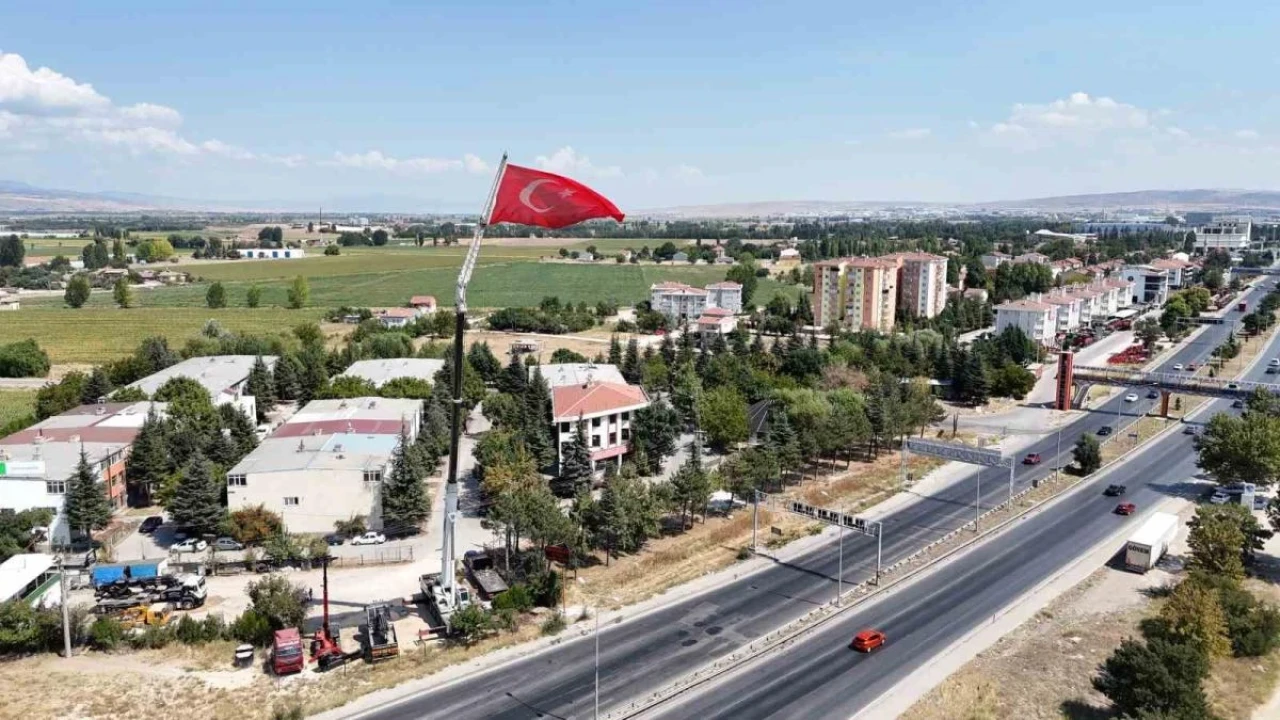 Eskişehir'de 43 Metre Yükseğe Asılan Türk Bayrağı Göklerde Dalgalandı