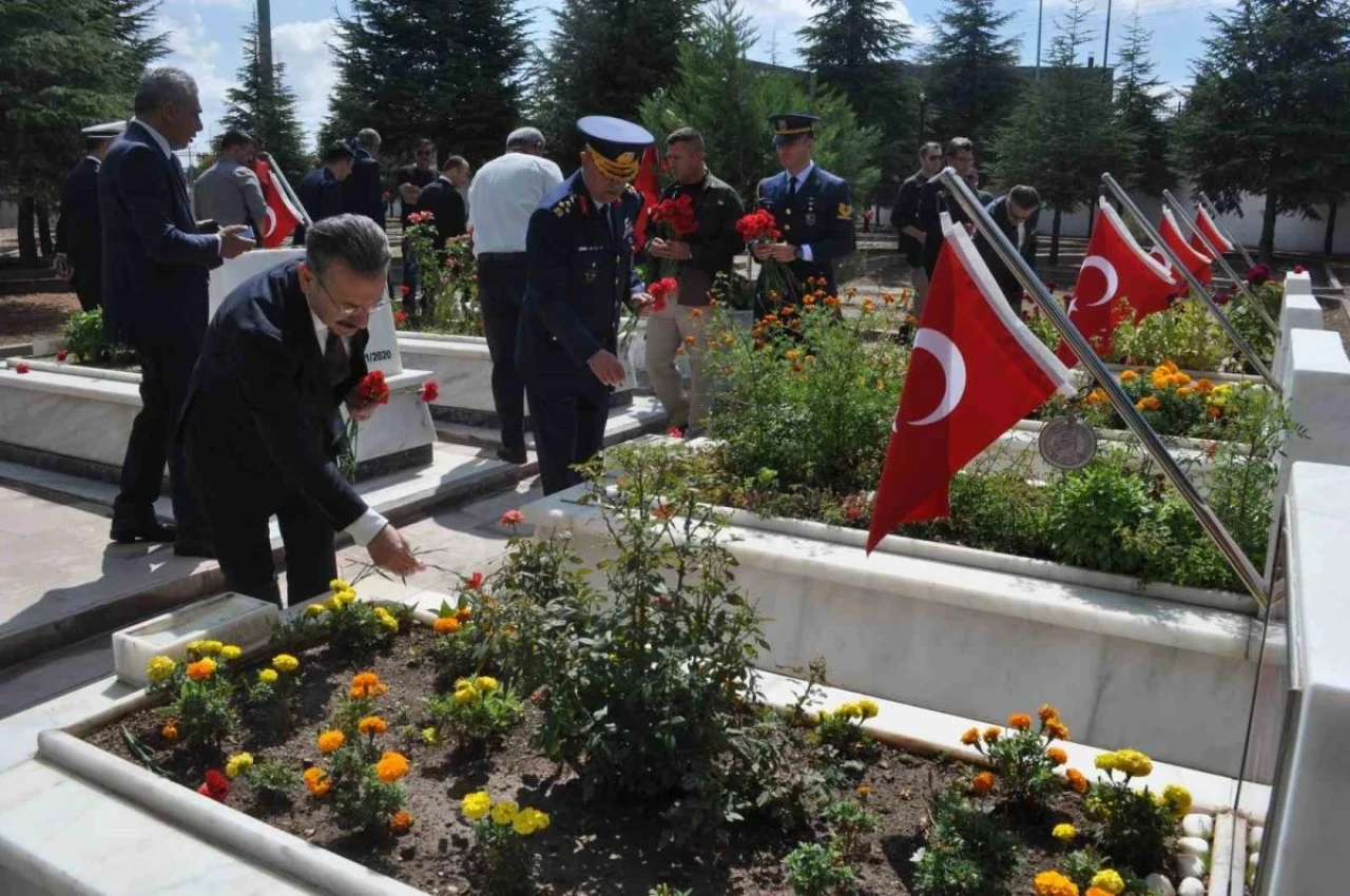 Eskişehir’in işgalden kurtuluşunun 102’nci yılında şehit kabirleri ziyaret edildi