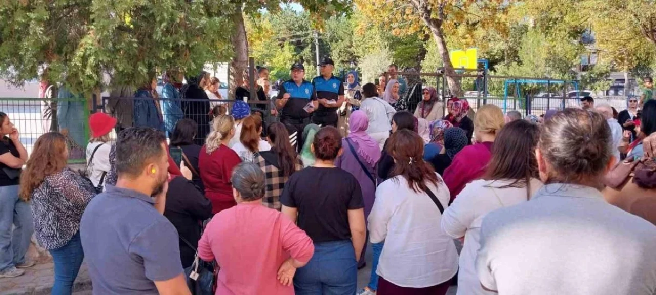 Eskişehir Polisi, Velilere ve Öğrencilere Güvenlik Bilgisi Verdi