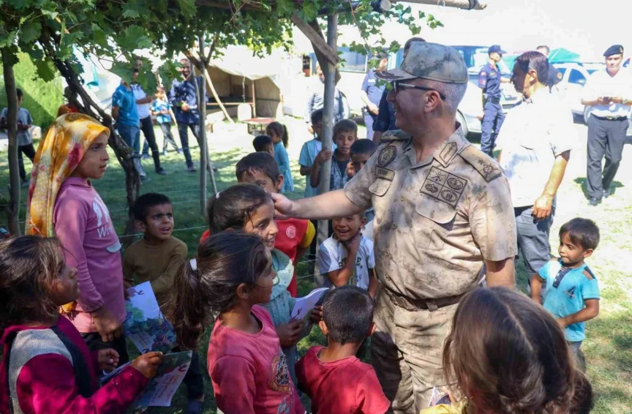 Jandarma, Eskişehir’de Mevsimlik Tarım İşçilerini Bilgilendirdi