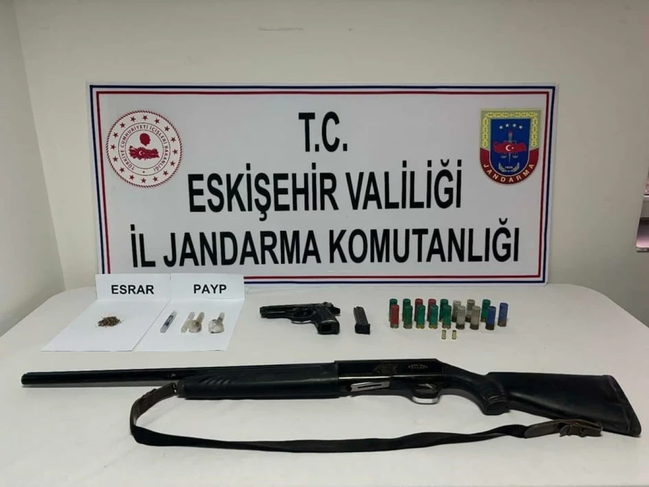 Eskişehir’de Uyuşturucu ve Silah Operasyonu: 8 Şüpheli Gözaltında