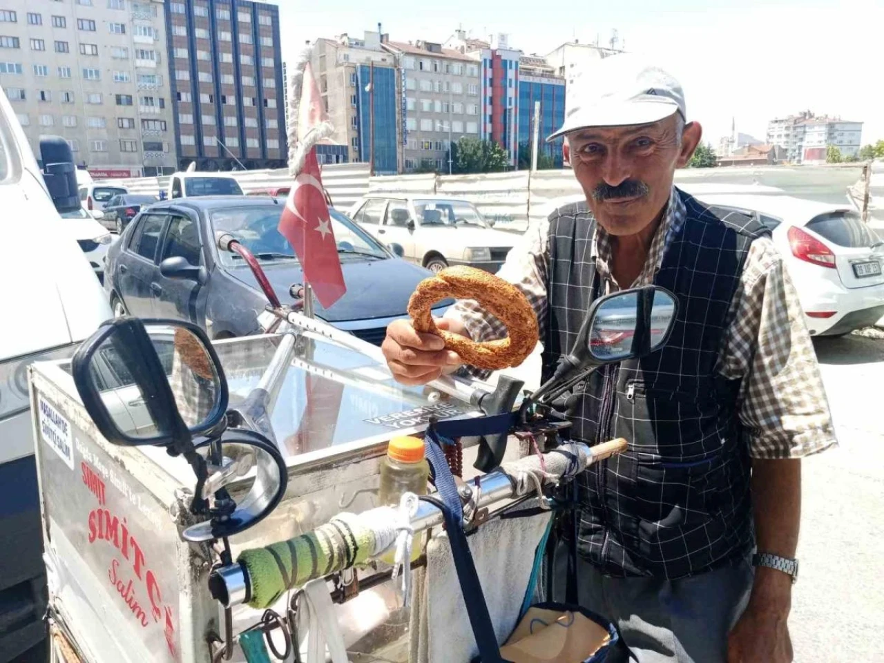 Simitçi Salim Sağlık Sorunlarına Rağmen Çalışmaya Devam Ediyor