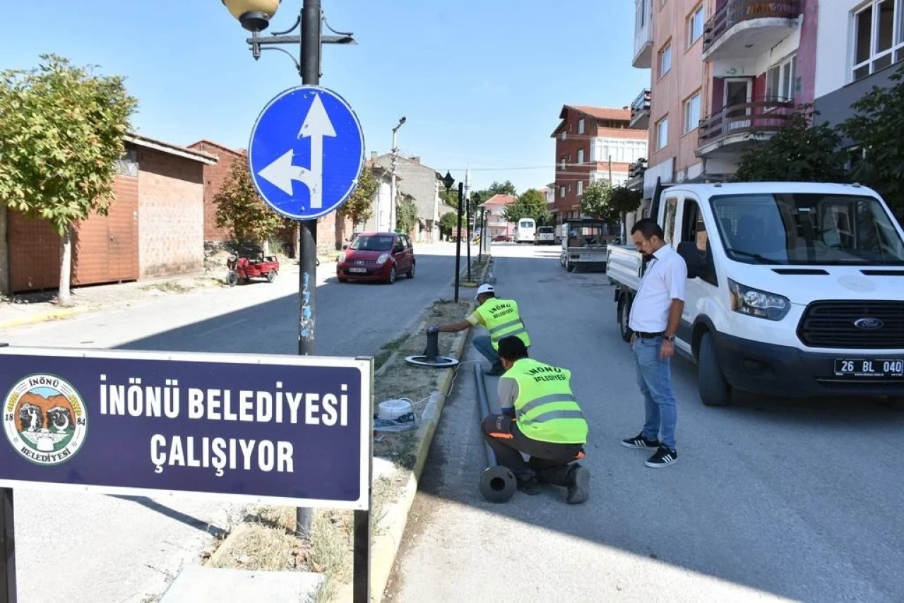 İnönü'de Cadde ve Sokaklar Aydınlatma Çalışmalarıyla Işıldıyor