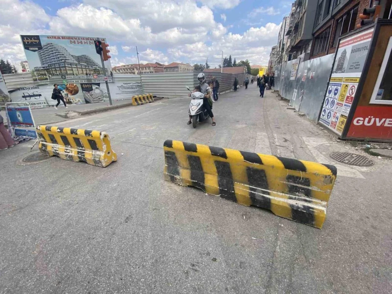 Asarcıklı Caddesi'ndeki Çöken Yol Esnafı Mağdur Etti