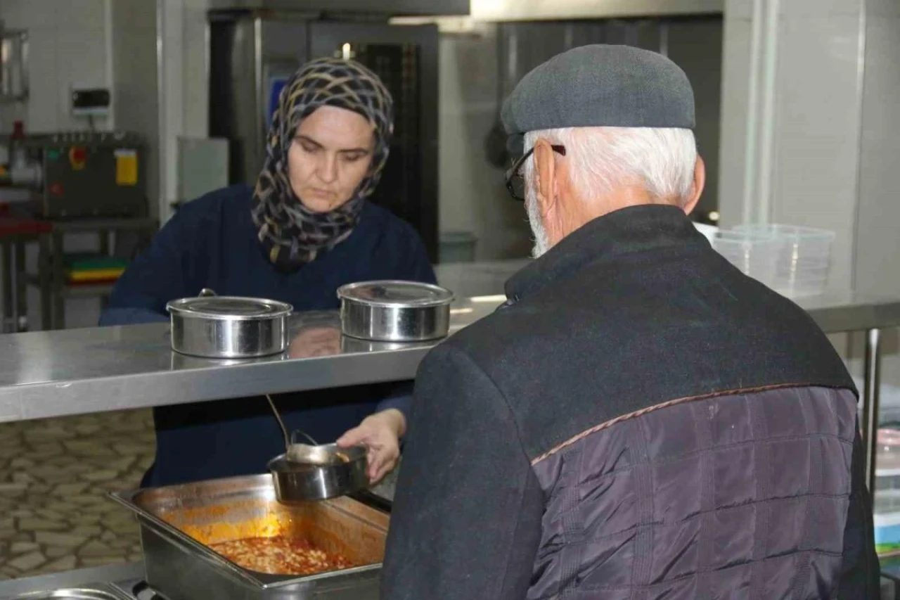 AK Parti Milletvekili Hatipoğlu’nun Aşevinden Binlerce Eve Sıcak Yemek