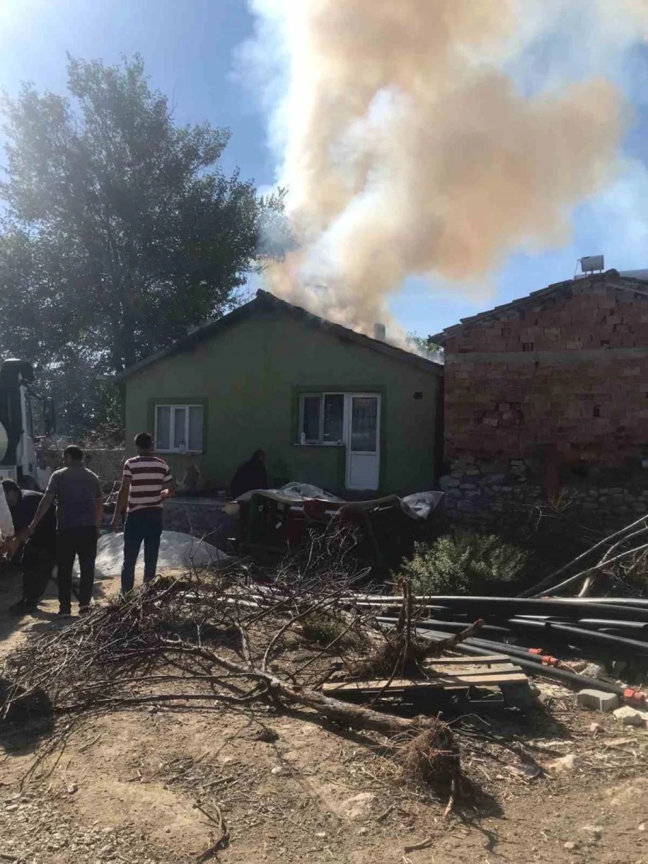 Kanepeleri Yakmak İsterken Evini Yaktı