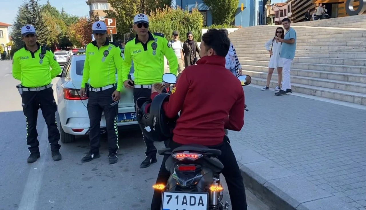 Kaskı Kafası Yerine Koluna Takan Motosiklet Sürücüsü Cezadan Kaçamadı