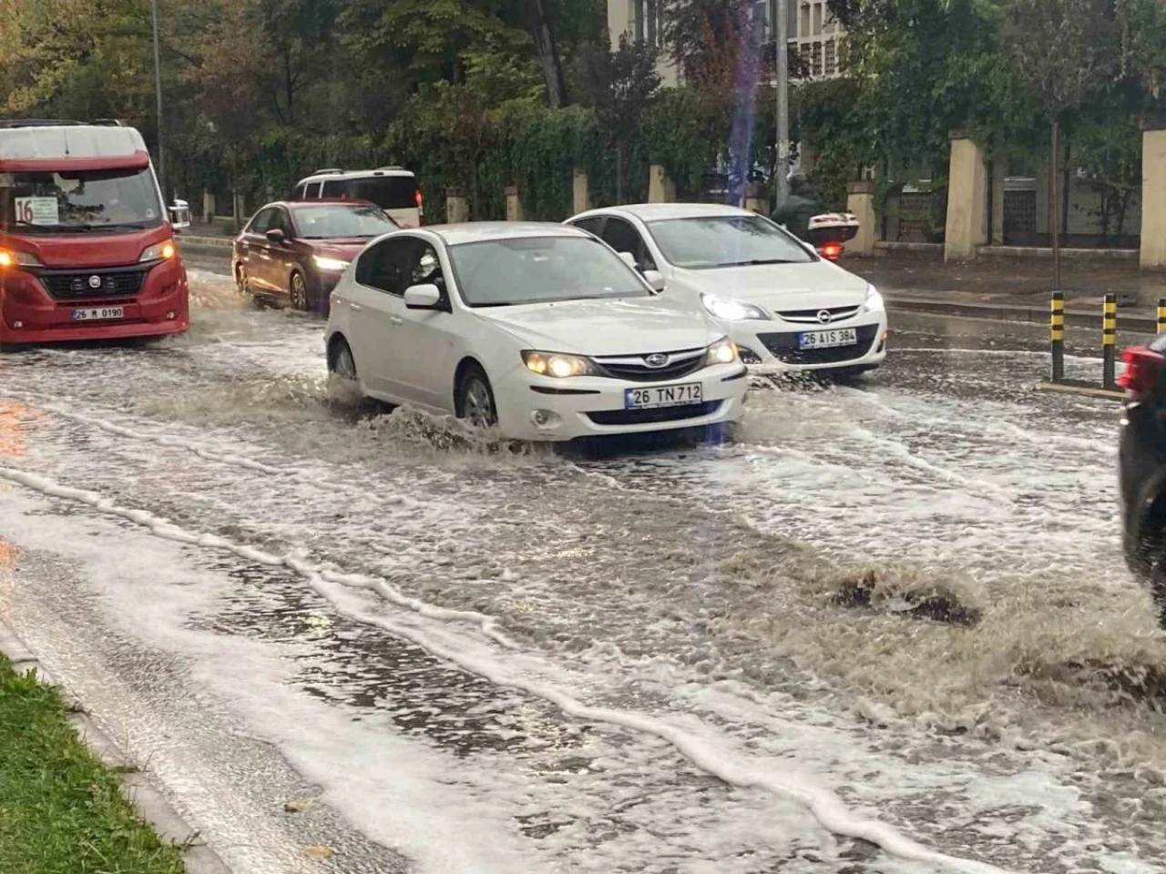 Eskişehir'de Gök Gürültülü Sağanak Yağış Hayatı Olumsuz Etkiliyor