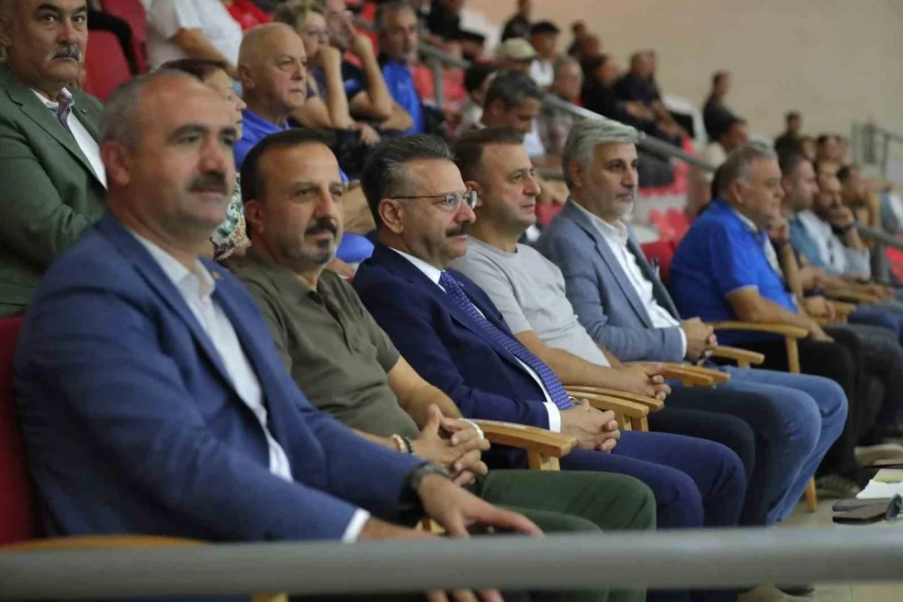 Eskişehir Valisi Hüseyin Aksoy, Genç Sporcularla Bir Araya Geldi