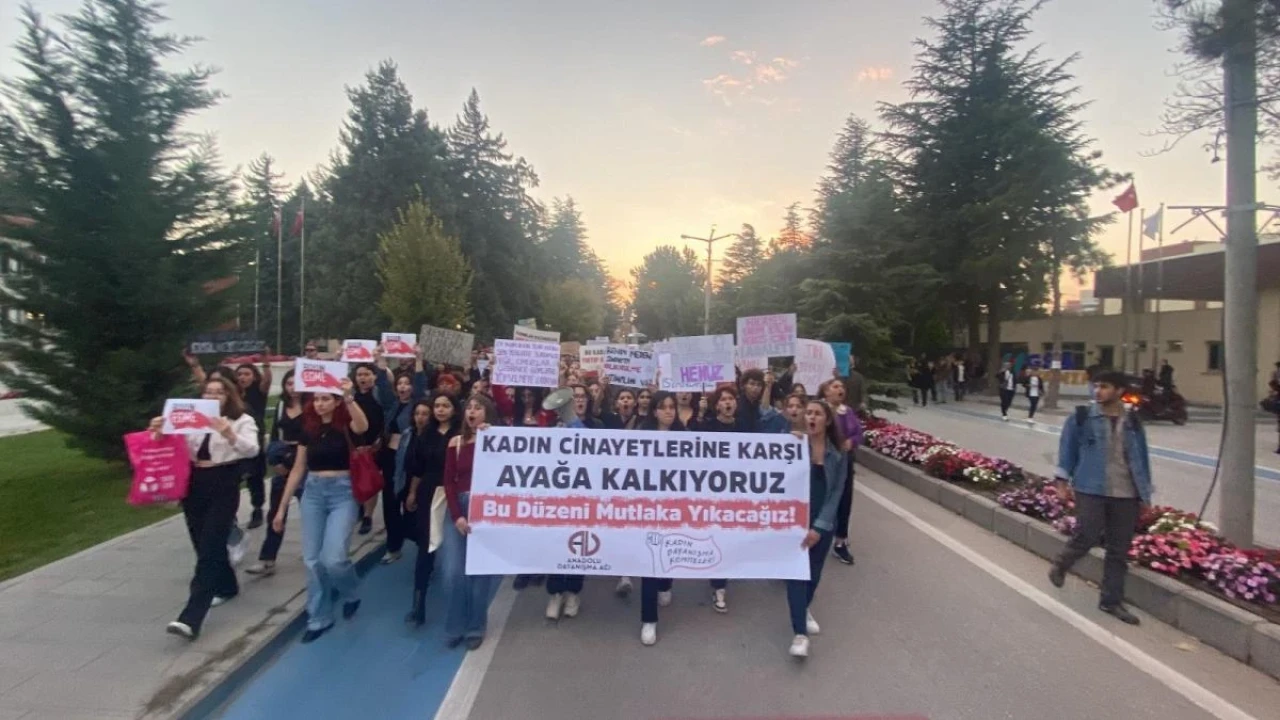 Yüzlerce Öğrenci Katledilen Kadınlar ve Çocuklar İçin Yürüdü