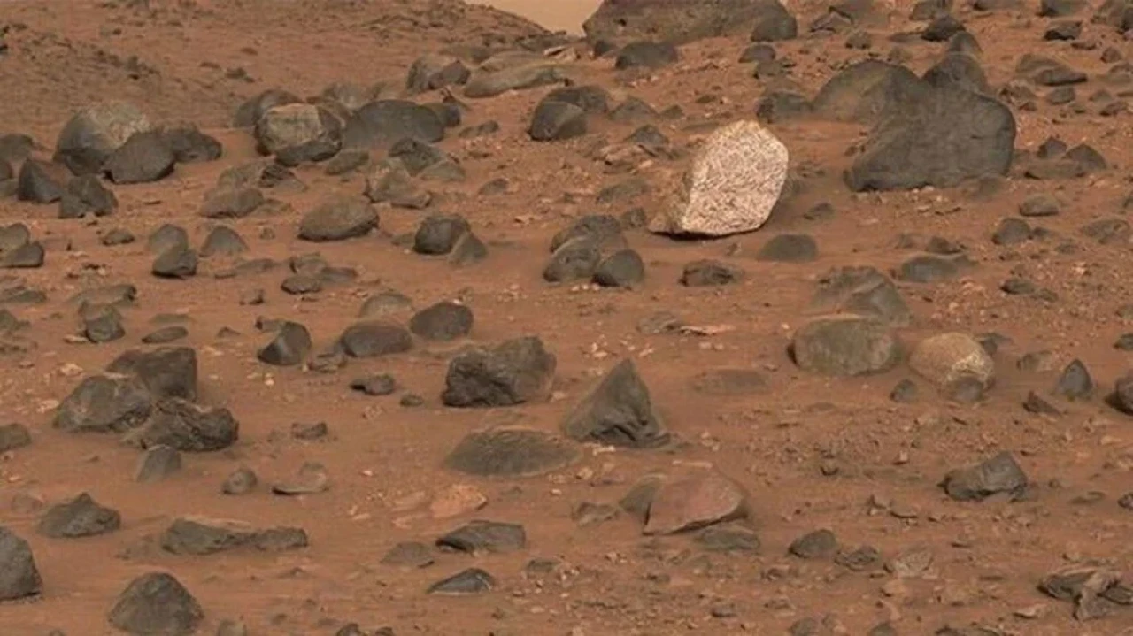 NASA, Mars'ın En Net Görüntüsünü Yayınladı: Eski Göl Yatağında Mavi Volkanik Kayalar Keşfedildi