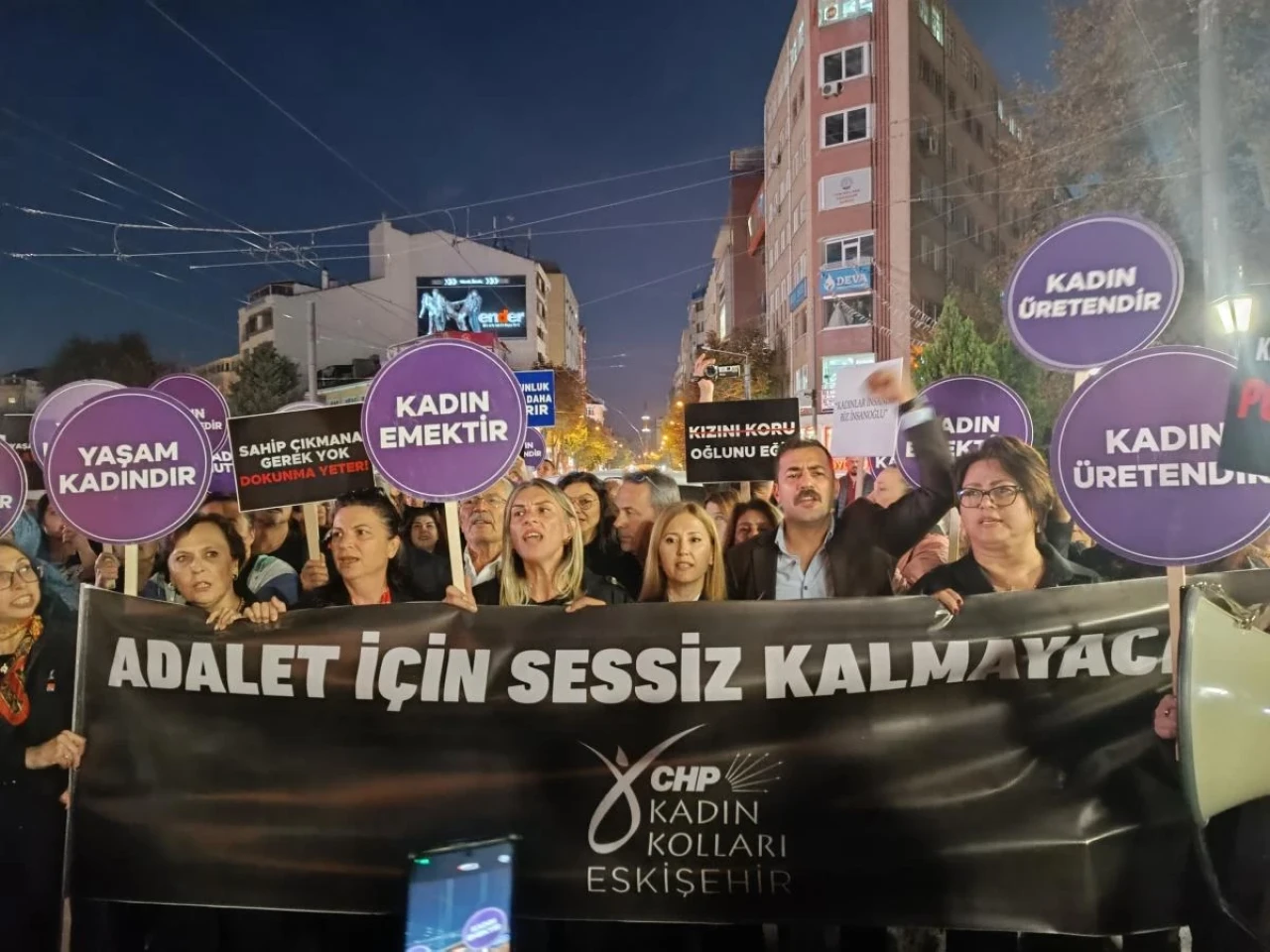 Eskişehir CHP kadın kolları ‘ Adalet için sessiz kalmayacağız’  diyerek yürüyüş yaptı