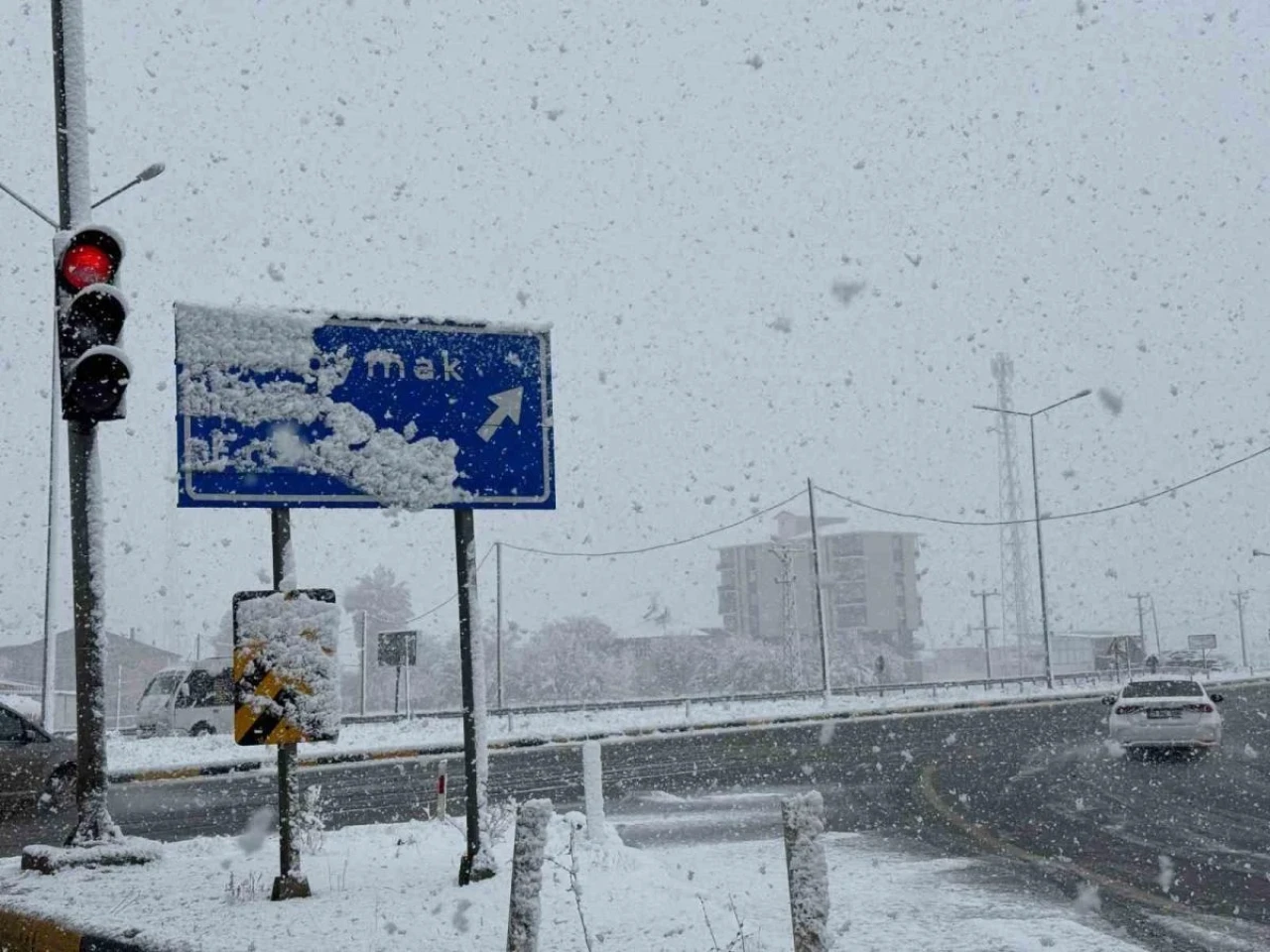 Bitlis’e Mevsimin İlk Karı Yağdı