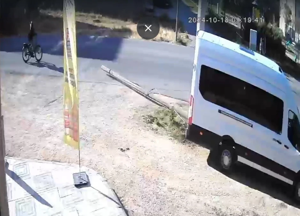 5 Metrelik Direği Devirdi, Bisiklet Sürücüsü Son Anda Kurtuldu