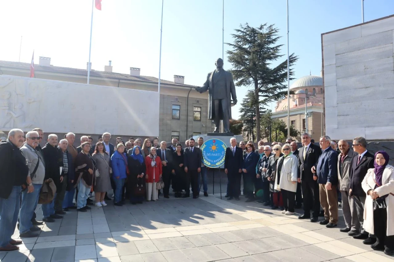 İYİ Parti Eskişehir İl Örgütü, Kuruluşlarının 7. Yıldönümü İçin Valilik Önünde Bir Araya Geldi