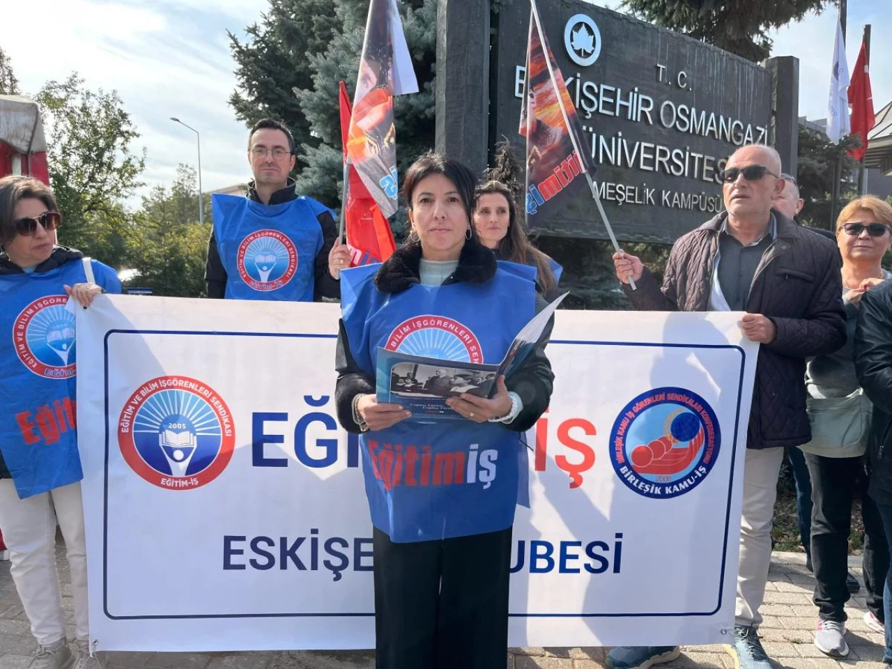 Eğitim-İş’ten Osmangazi Üniversitesi Önünde Açıklama; "Safsatalarla Gençleri Zehirleyemezsiniz"