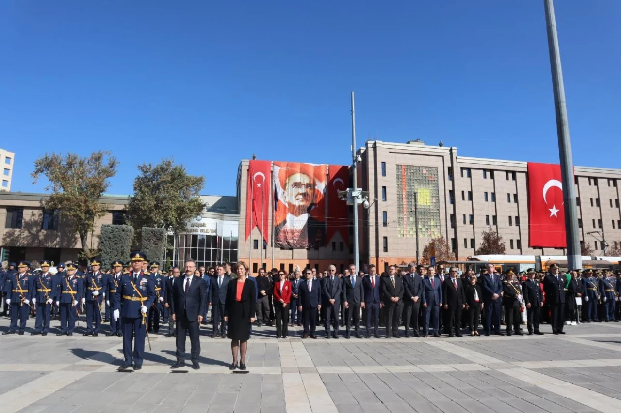 29 Ekim İçin Eskişehir Valiliği Atatürk Anıtı Önünde Çelenk Töreni Düzenlendi