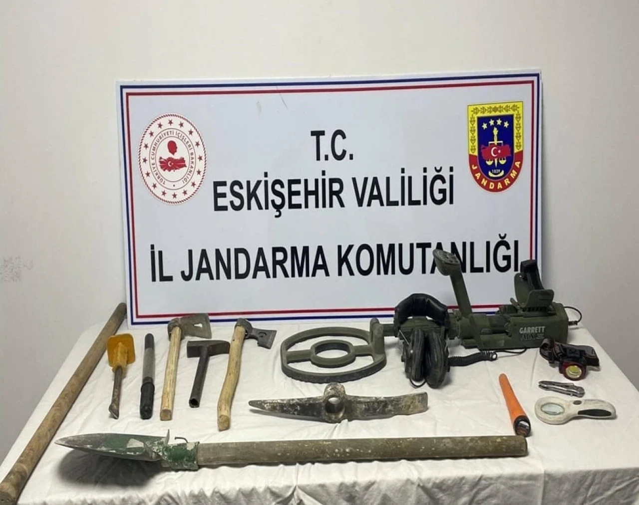 Eskişehir’de Jandarma Ekiplerince Kaçak Kazıya Yönelik Gerçekleştirilen Çalışmada 4 Şüpheli Suçüstü Yakalandı.