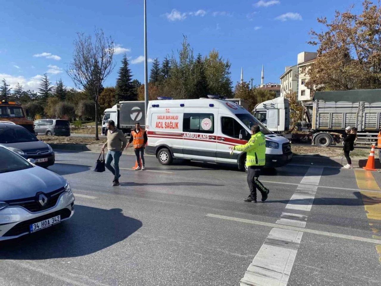 Karşıdan Karşıya Geçmeye Çalışan Yayaya Otomobil Çarptı