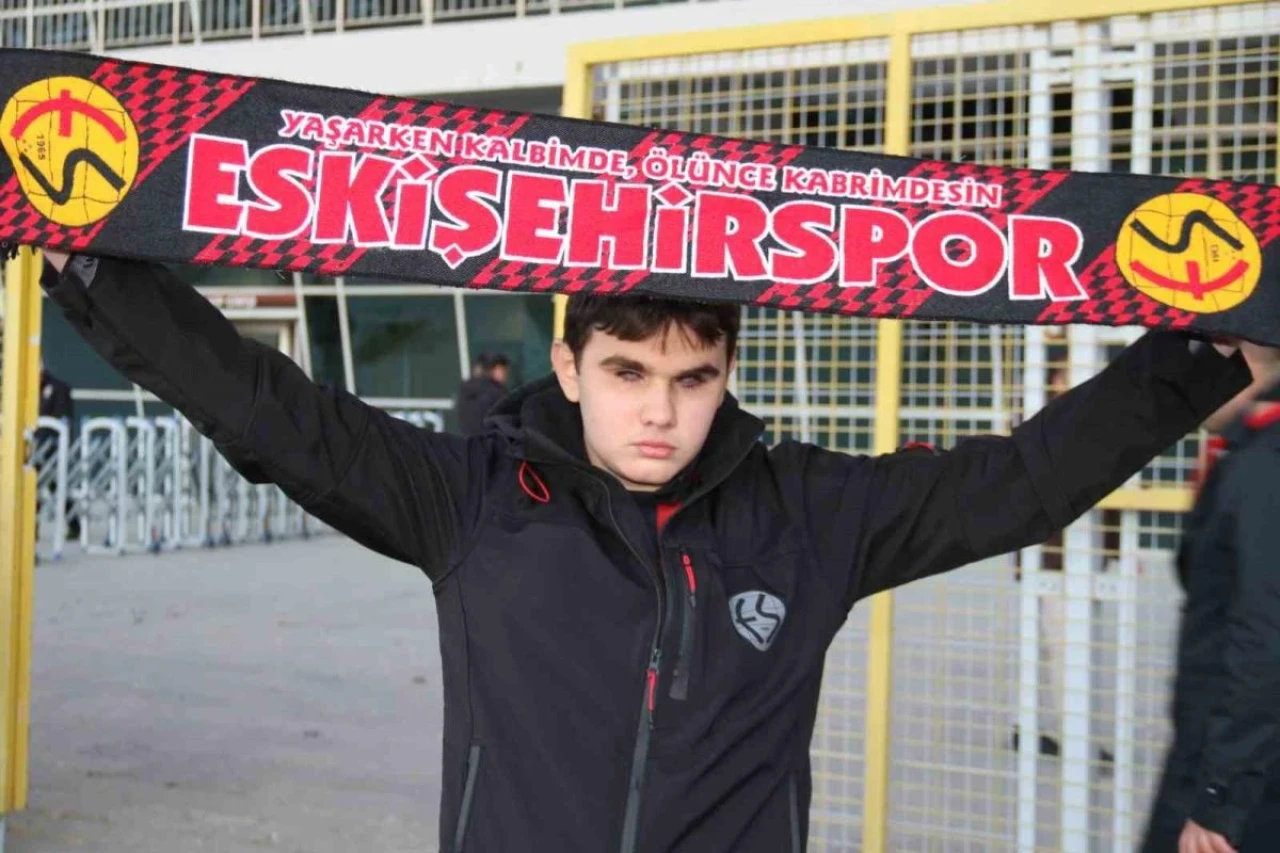 Görme Engeline Rağmen Eskişehirspor’un Maçlarını Gönül Gözü ile Görüyor
