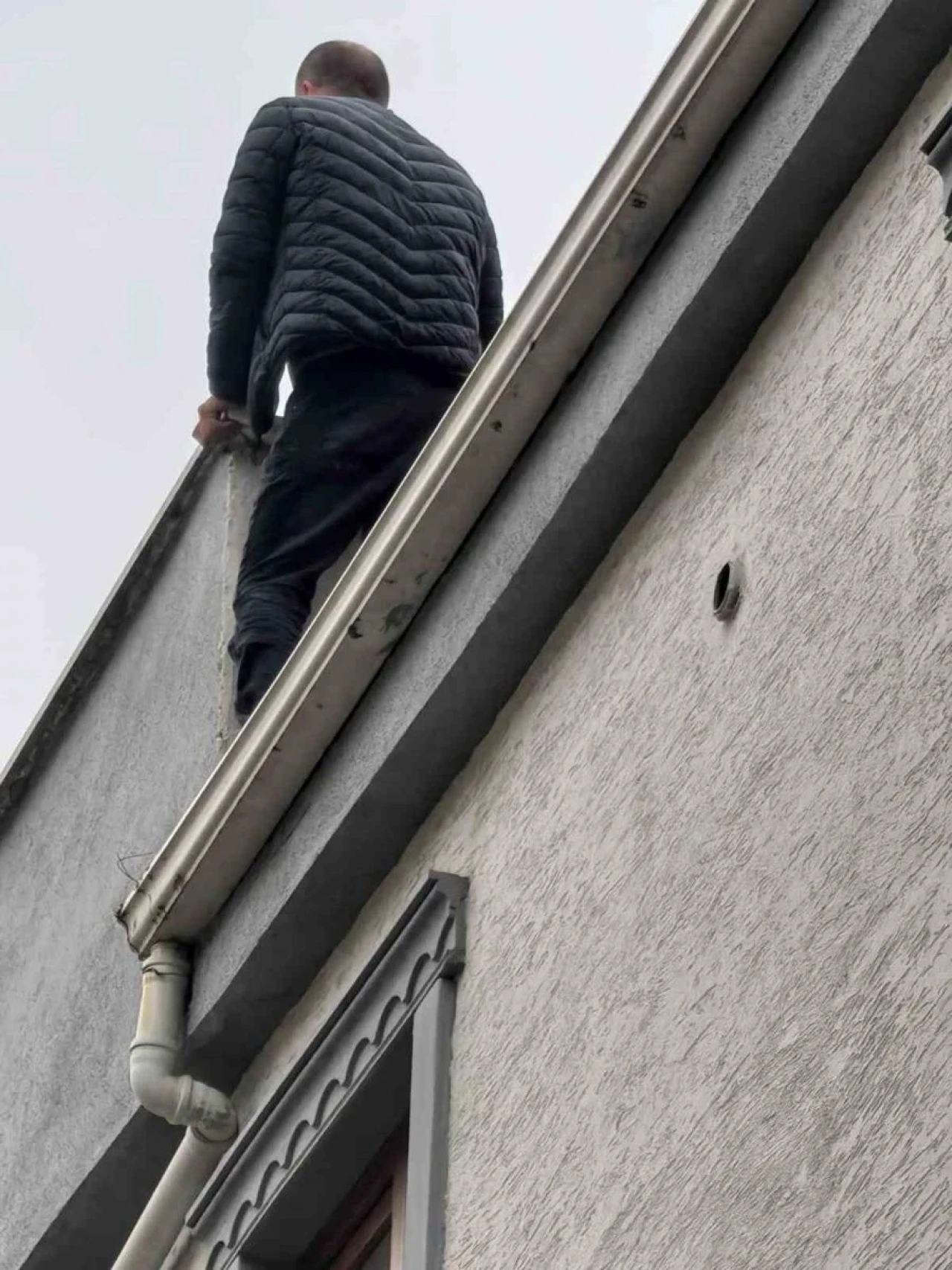 Karısını Kemerle Boğarak Öldürdü, Çatıya Çıkıp İntihar Etmek İstedi