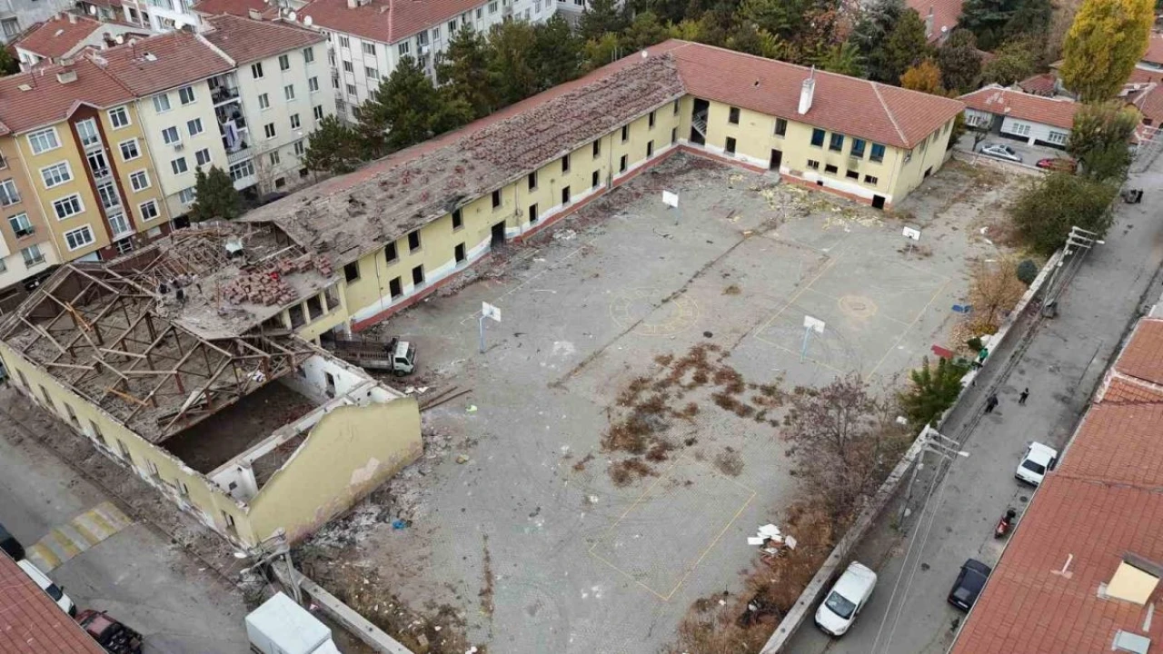 Yapılan Haberden Sonra Uyuşturucu Yuvasına Dönen Okulun Yıkımına Başlandı