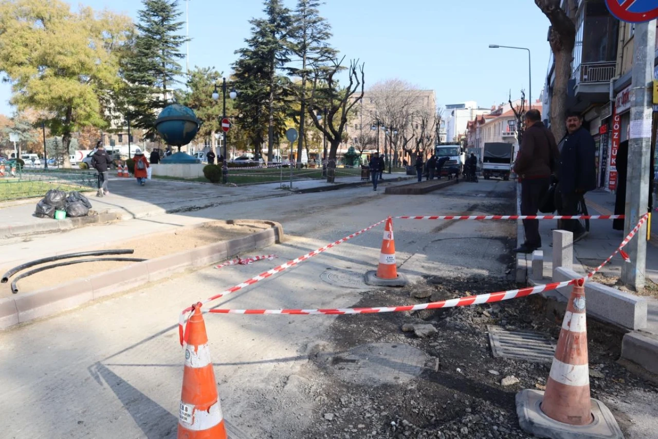 Kıbrıs Şehitleri Caddesi'nde Yol Bölme Ve Asfalt Çalışmaları Devam Ediyor