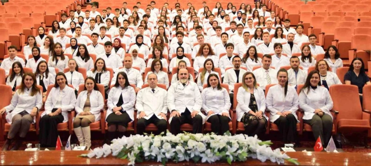 ESOGÜ Diş Hekimliği Fakültesi Öğrencileri, Beyaz Önlük Töreni ile Mesleğe İlk Adımlarını Attı