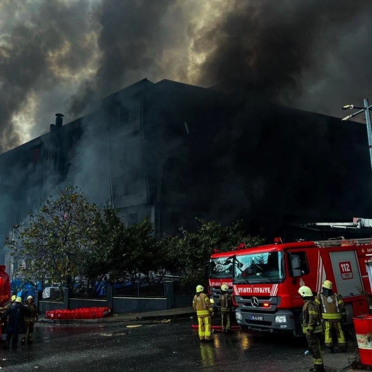 Beylikdüzü'ndeki Fabrika Yangını Kontrol Altında