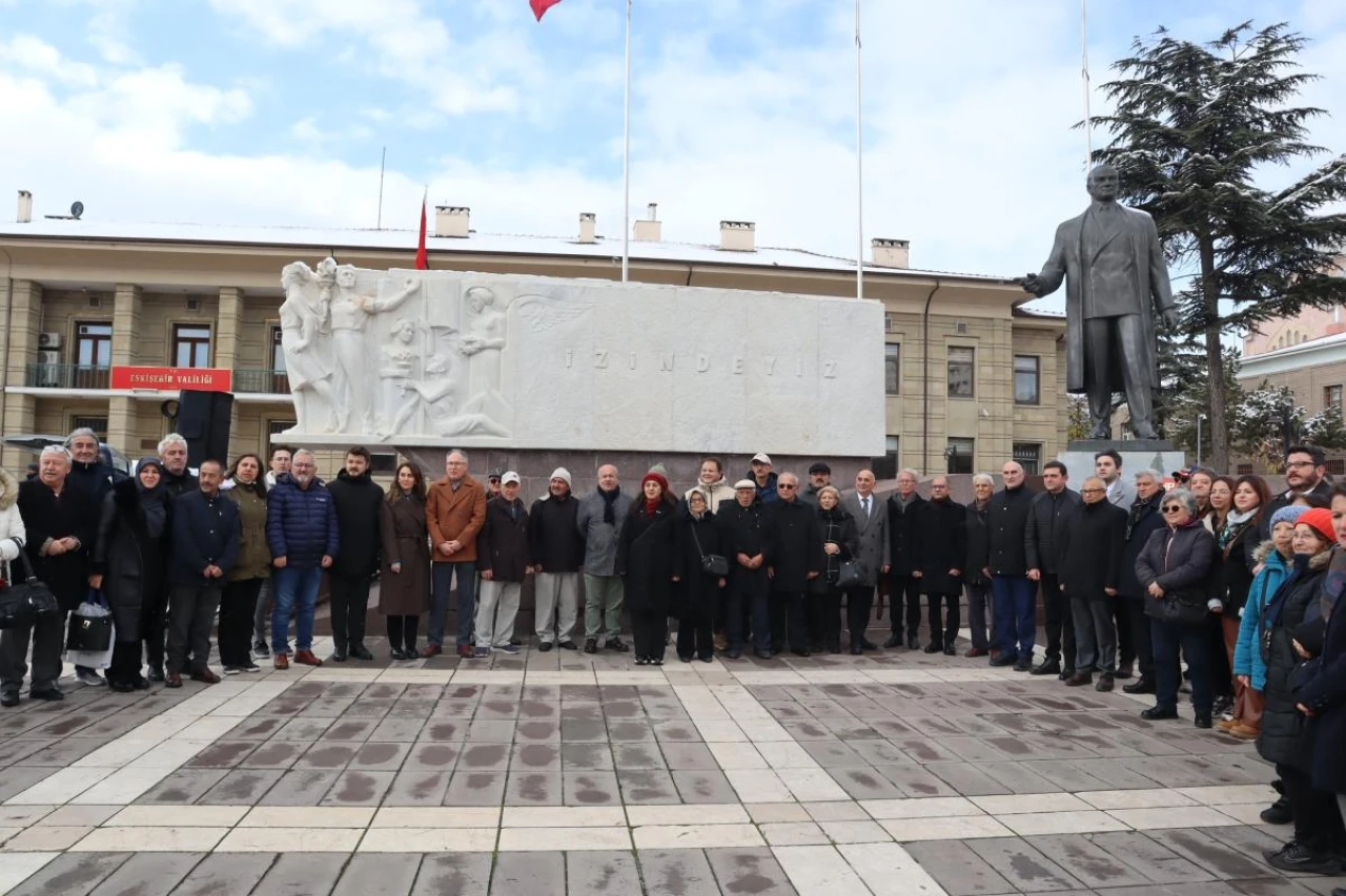 CHP Eskişehir il Örgütü'nden Valilik Meydanı'nda Öğretmenler Günü Töreni