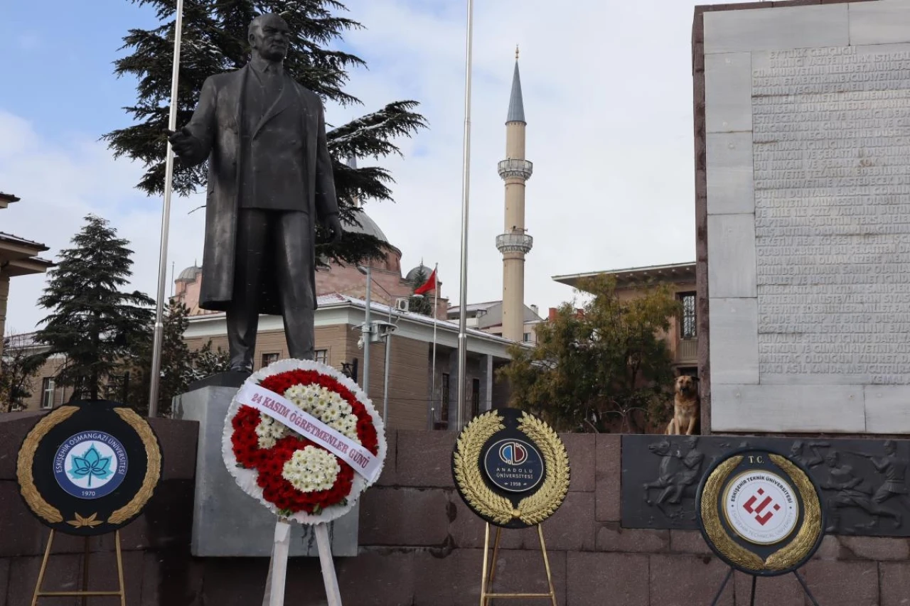 Valilik Meydanı'nda Üniversiteler Tarafından Öğretmenler Günü İçin Çelenk Bırakıldı