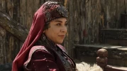 Yeşim Ceren Bozoğlu Kimdir? “Taşacak Bu Deniz” Dizisinin Zarife’sinin Hayatı ve Kariyeri