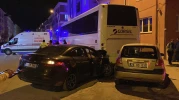 Eskişehir’de İki Otomobil Çarpıştı, Park Halindeki Otobüse Savruldular