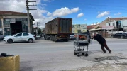 Engeline Rağmen Simit Satarak Çocuklarını Okutuyor