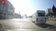 Kırmızı ışıkta geçen dolmuş şoförü yolcuların canını hiçe saydı