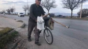 84 yaşındaki Kamil Köprülü pedal çevirerek geçimini sağlıyor