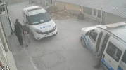 Aracıyla çarptığı kişiyi demir çubukla öldüren katil zanlısının yakalanma anı güvenlik kamerasında