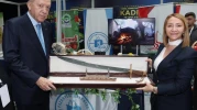Pazaryeri Belediye Başkanı Zekiye Tekin’den Erdoğan’a kılıç hediyesi