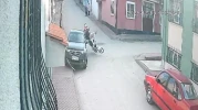 Otomobil motosiklete çarpıp hızla uzaklaştı