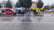 Kütahya’da Trafik Kazası: Araç Refüje Çarptı, 2 Kişi Yaralandı