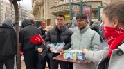 Eskişehir’de protesto öncesi vatandaştan öğrencilere süt ve su desteği