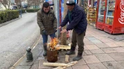 Dün kısa kollu ile gezen vatandaşlar bugün ateş başında ısınmaya çalıştı