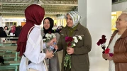 AK Parti Eskişehir Kollarından işçi kadınlara 1 Mayıs karanfili